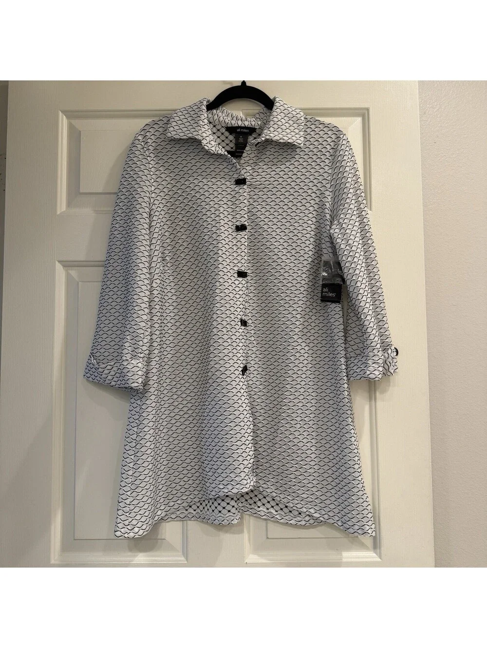 Ali Miles Button Up Tunic Top 3/4 Sleeve Medium NWT Scalloped Wave Geometric